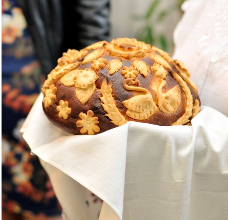 Украшение свадебного каравая