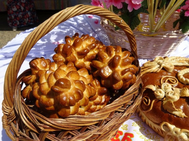 Украшение свадебного каравая