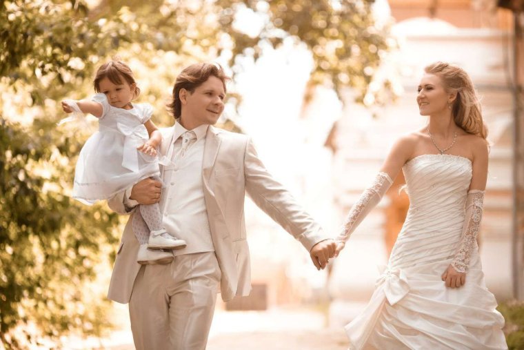 Невеста с детьми на свадьбе