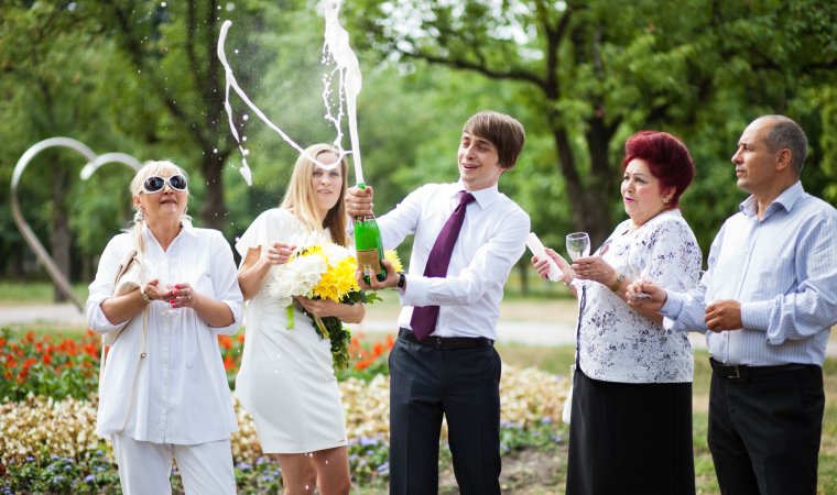Молодожены с гостями