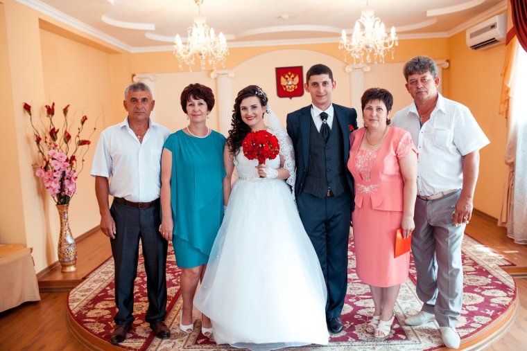 Жених и невеста с родителями