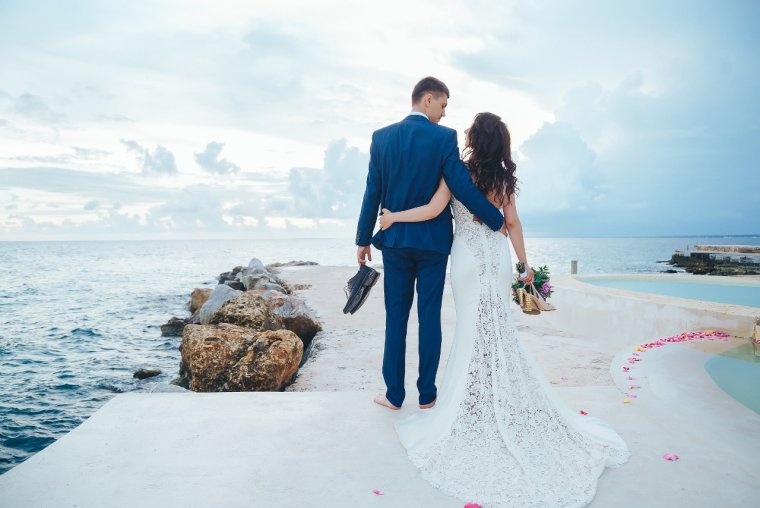 Жених и невеста на берегу моря