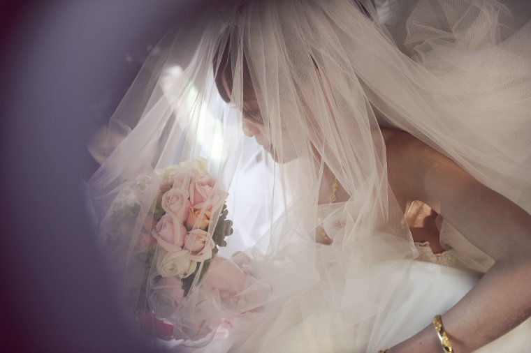 Девушки в свадебном платье с фатой