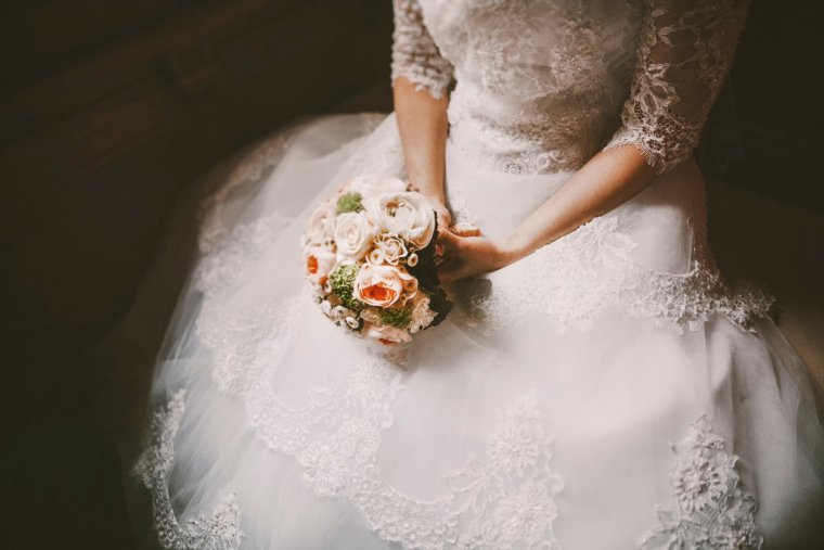 Девушка в свадебном платье без лица