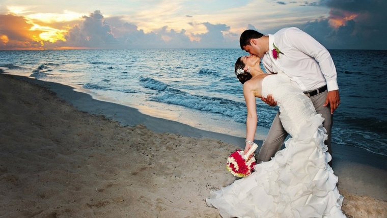 Жених и невеста на берегу моря