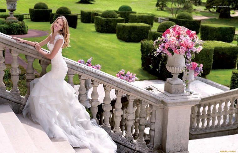 Девушка в шикарном свадебном платье