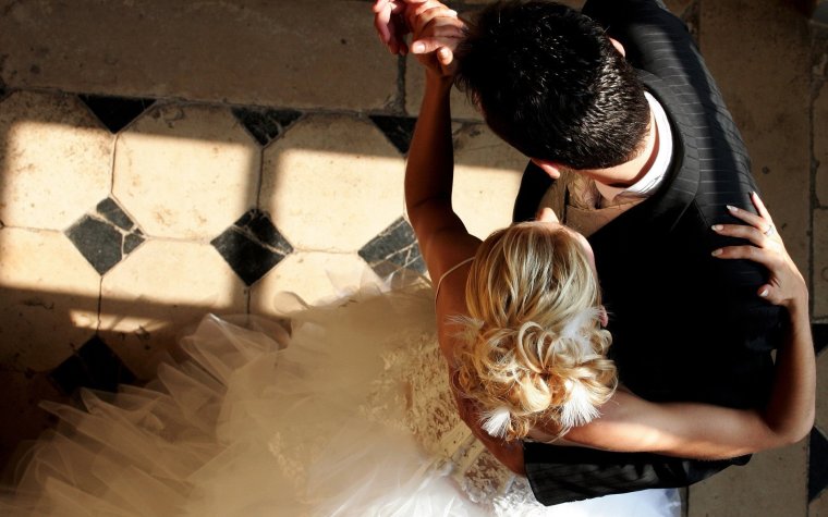 Молодожены танцуют