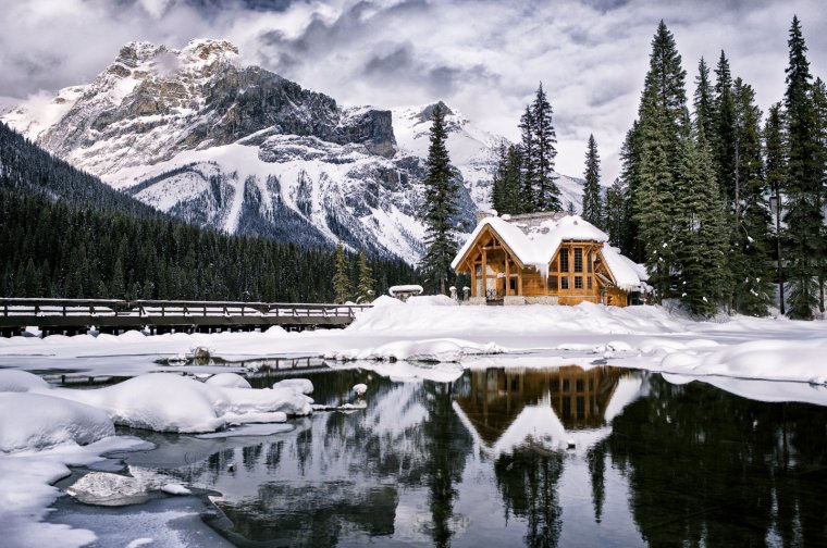 Дом в снежных горах