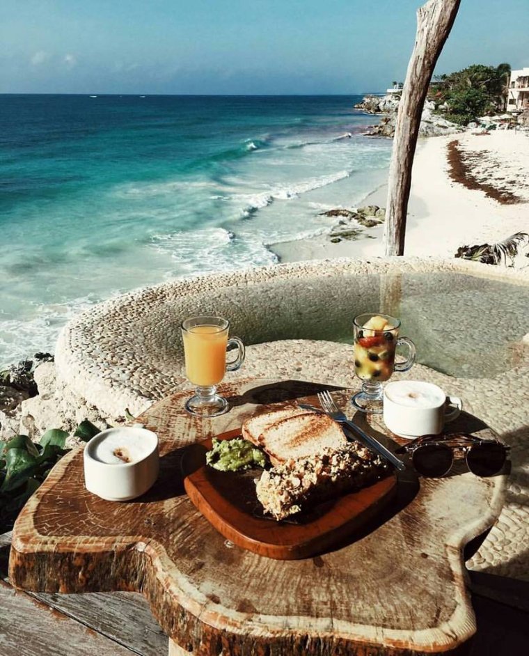 Завтрак на берегу океана