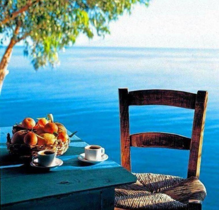 Столик с видом на океан