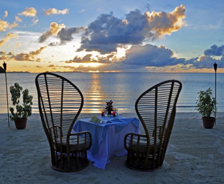 Столик с видом на море