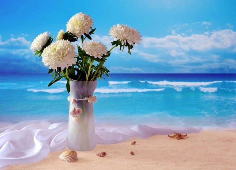 Цветы на фоне моря