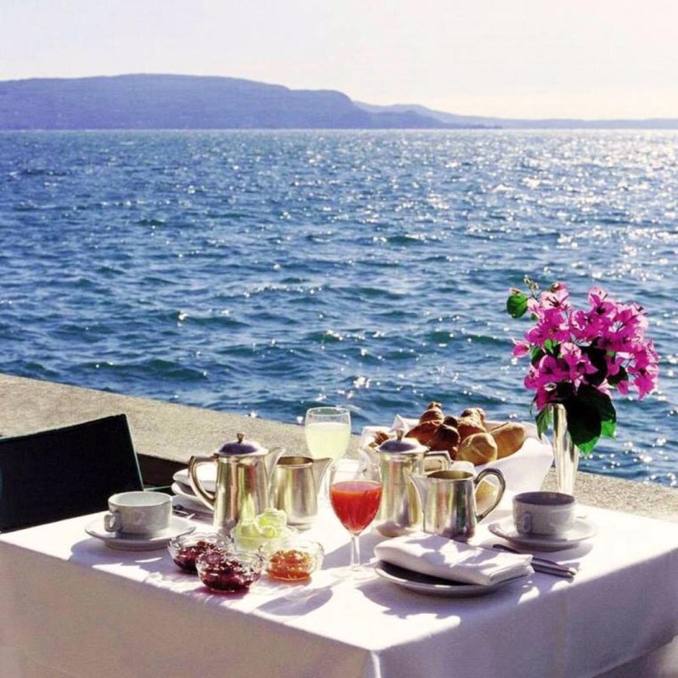 Море столик и цветы