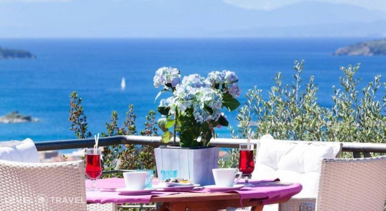 Столик у моря