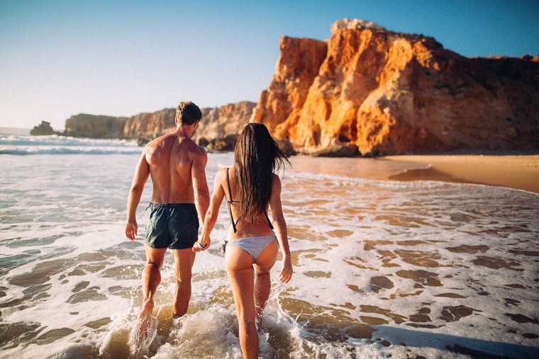 Пара на фоне моря