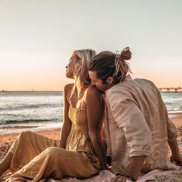 Влюбленная пара на море