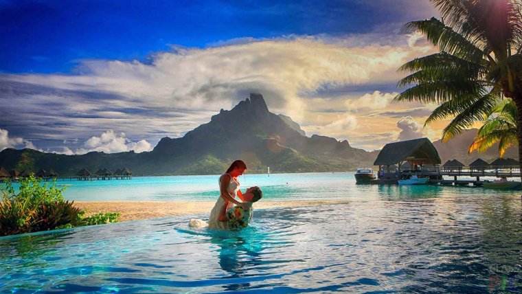 Парочка на берегу моря