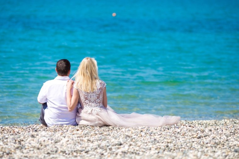 Влюбленная девушка у моря