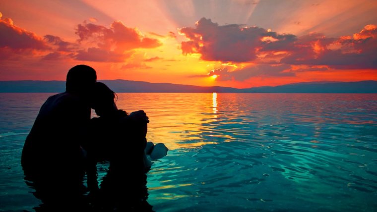 Пара на берегу моря