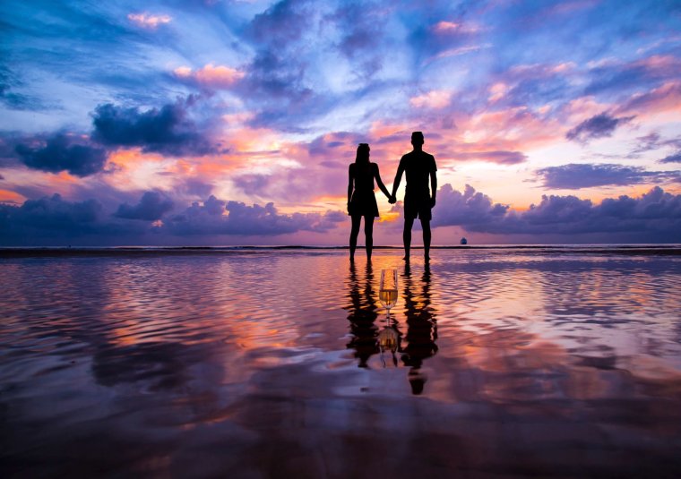 Парочка на берегу моря