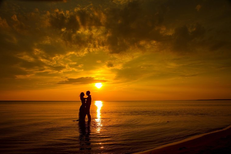 Пара на закате у моря