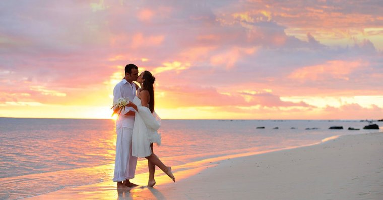 Влюблённые на берегу моря