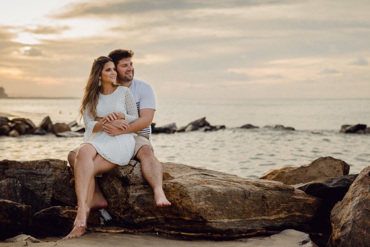 Парень с девушкой на море