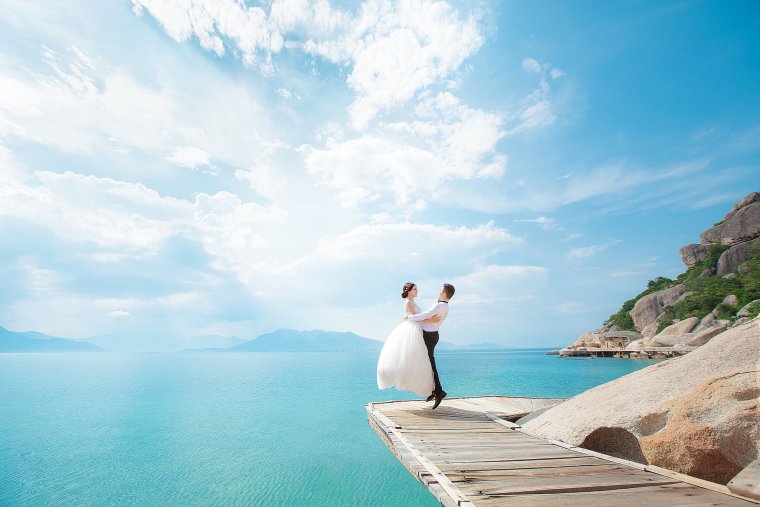 Пара на берегу океана