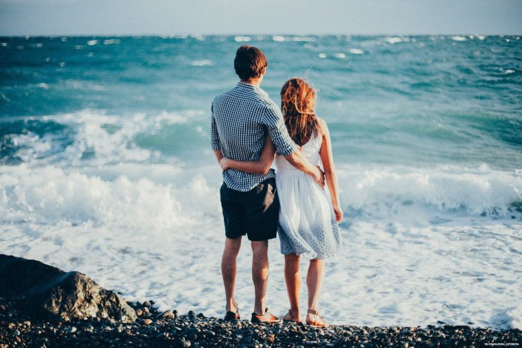 Влюбленные на берегу океана