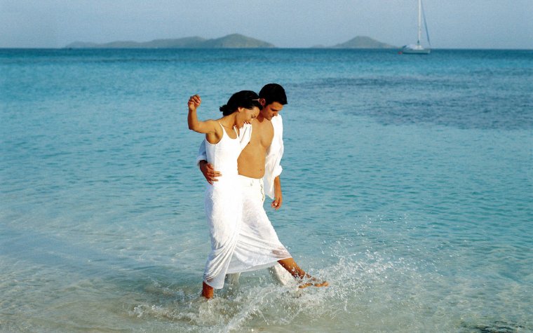 Красивая пара на фоне моря