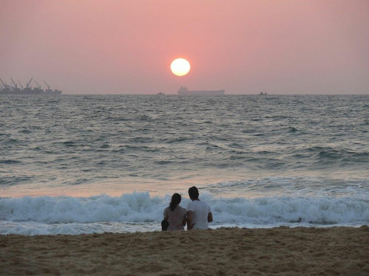 Море и пара влюбленных