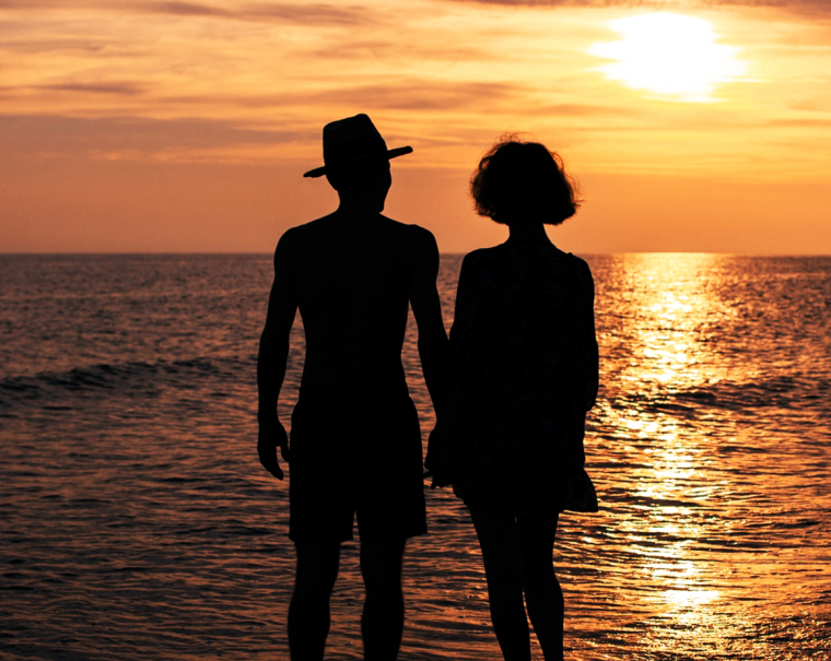 Двое бредут по пляжу