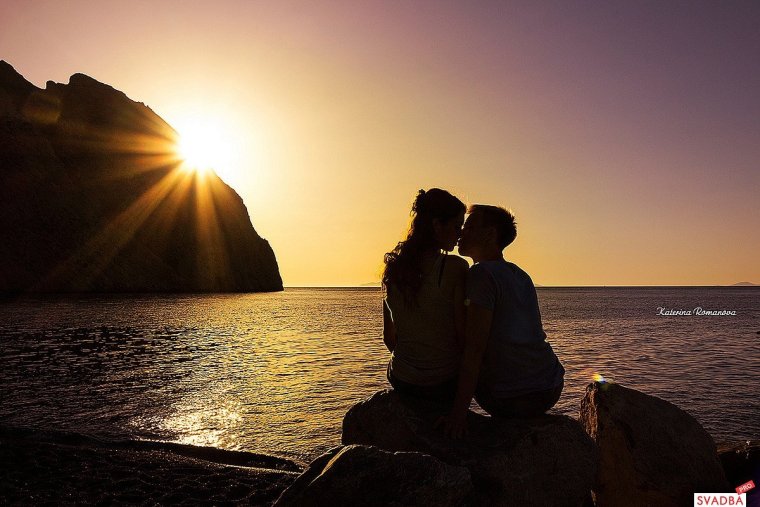 Мужчина и женщина на берегу моря