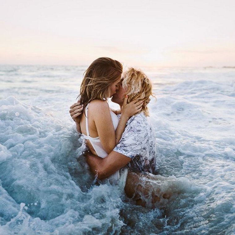 Парень с девушкой на море