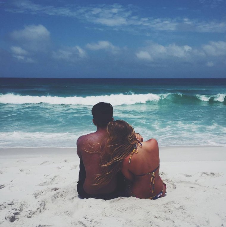 Влюбленные на берегу океана