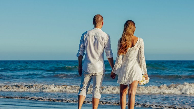 Силуэт мужчины и женщины на море