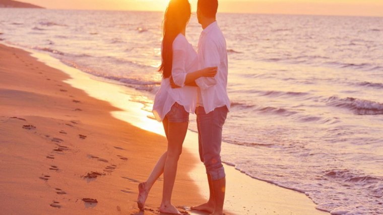 Поцелуй на берегу моря