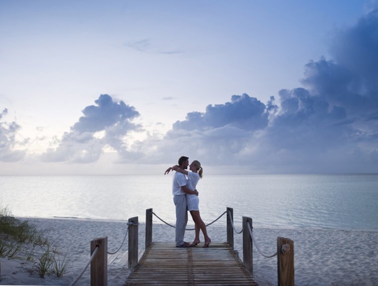 Двое на закате у моря