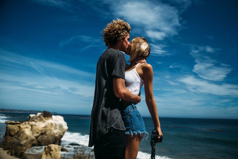 Влюбленные на берегу моря