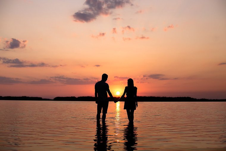 Мужчина и женщина на берегу