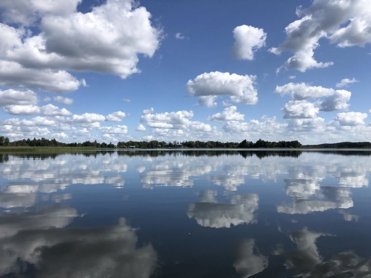 Озеро возле берега перед бурей
