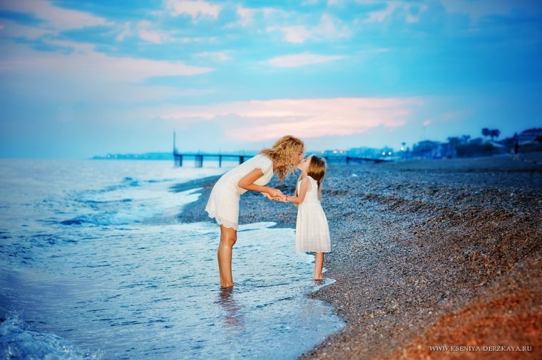 Фотосессия на море мама сдочей и собака