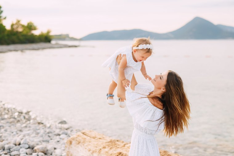 Море закат мама с дочкой ню