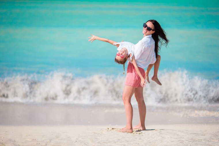 Мама и малыш на море