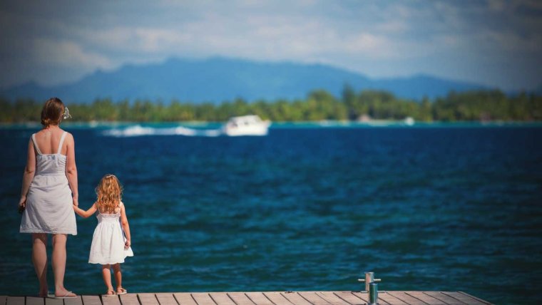 Мама с дочкой на берегу