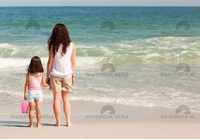 Фотосессия на море мама сдочей и собака