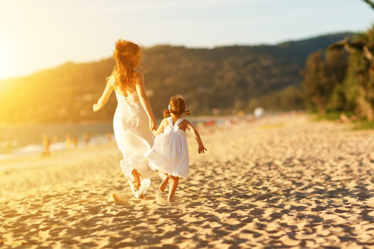 Дочка бежит к маме