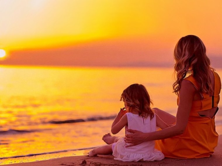 Мама и малыш на море