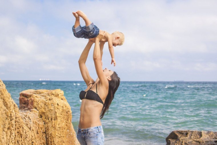 Ямочки у мамочки на пляже