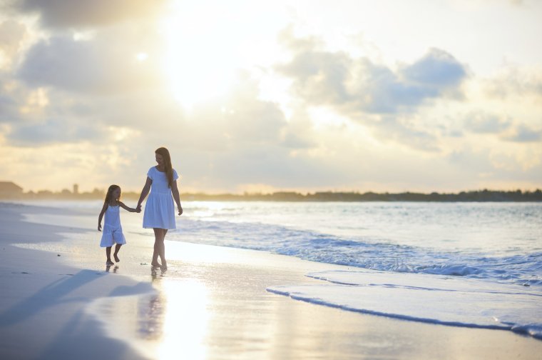 Мать и дочь на кругу море